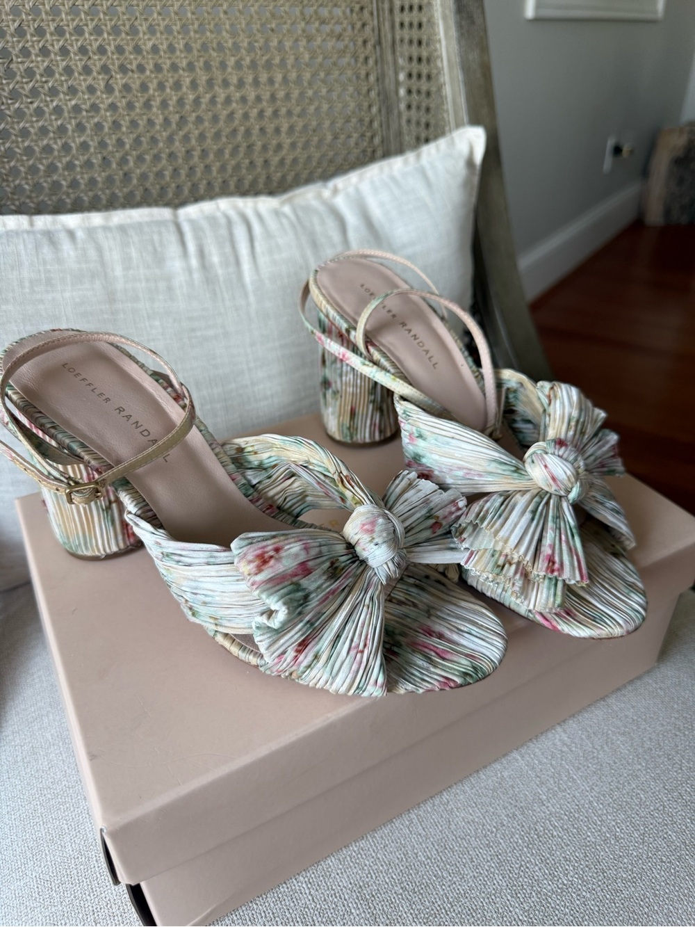 Loeffler Randall Camellia Tan Floral Heels
Women's Size 9 Fits 8.5 Runs Small